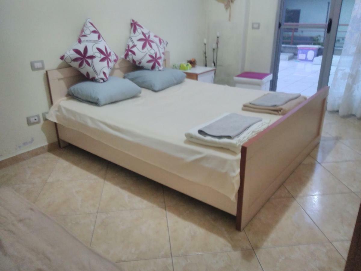 Queen Hostel Durrës Buitenkant foto